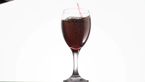 bebida alcohólica que fluye en cámara súper lenta