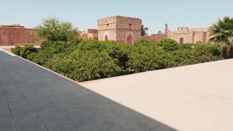 Vista-De-Los-Jardines-Y-Las-Ruinas-Del-Palacio-El-Badi,-Marrakech.