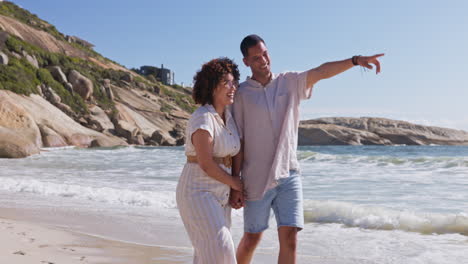 señalando, amando y tomándose de la mano con la pareja