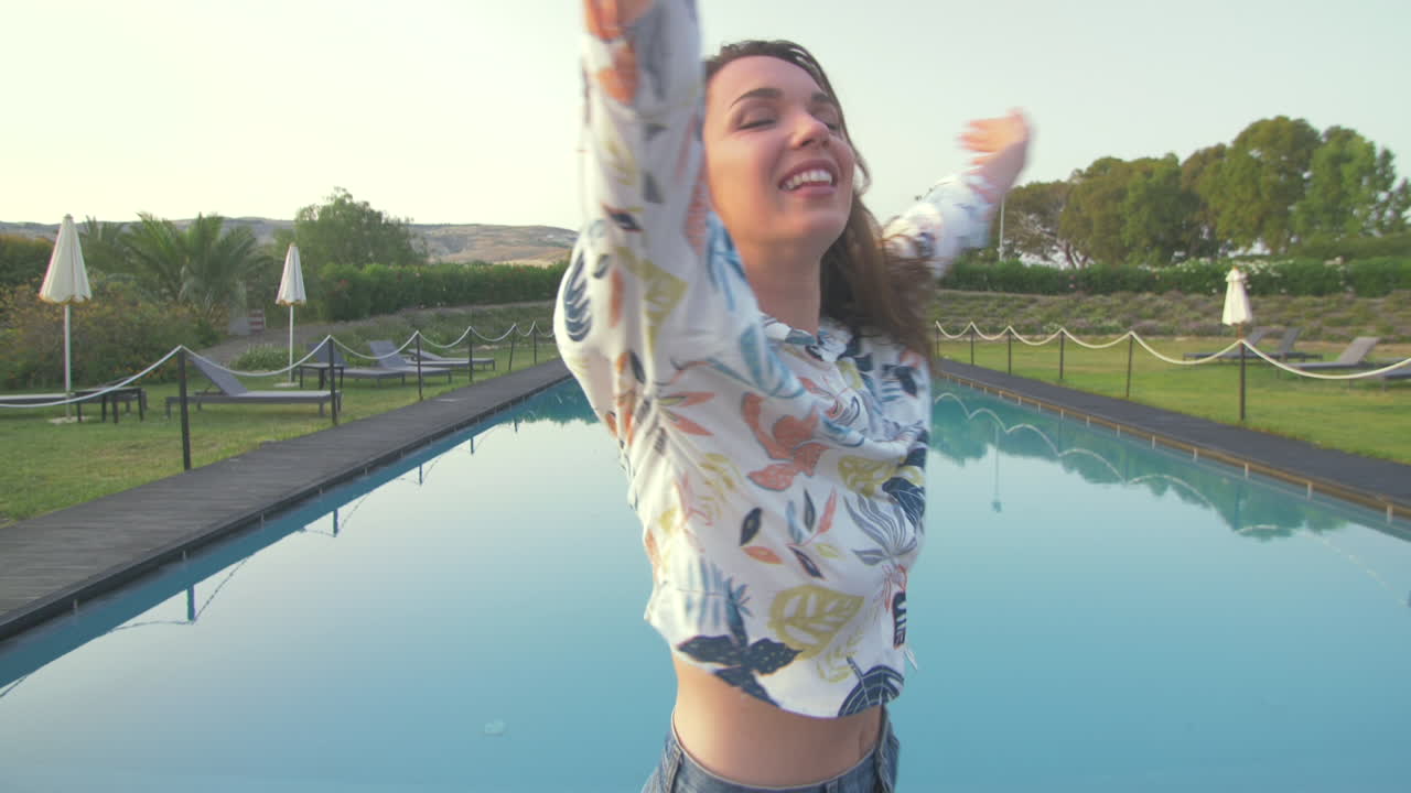 mujer feliz disfrutando de las vacaciones de verano junto a la piscina
