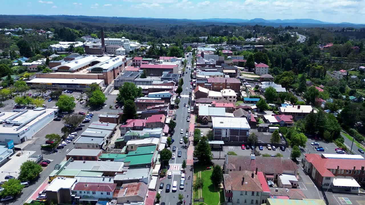 drones aéreos del centro principal de la ciudad katoomba cbd tiendas de vivienda coches en las calles de la carretera infraestructura montañas azules nsw australia
