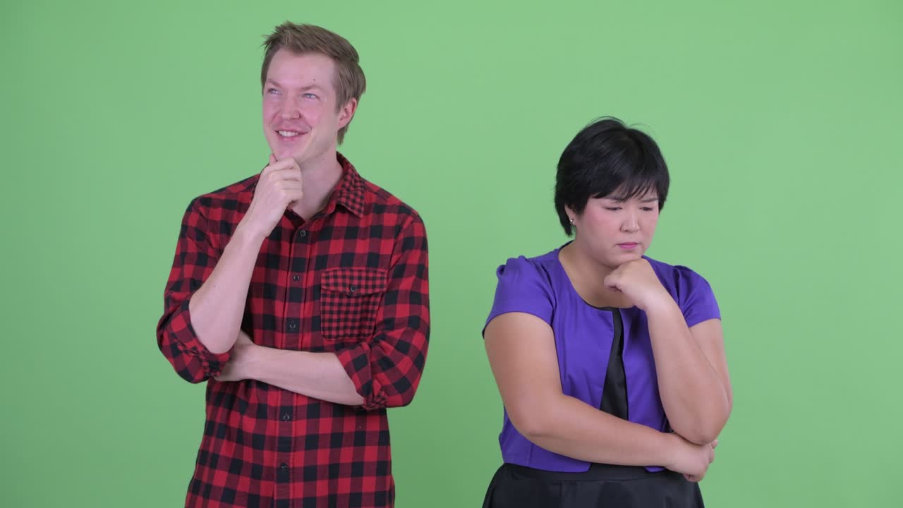 과체중 아시아 여성과 스터 남자가 함께