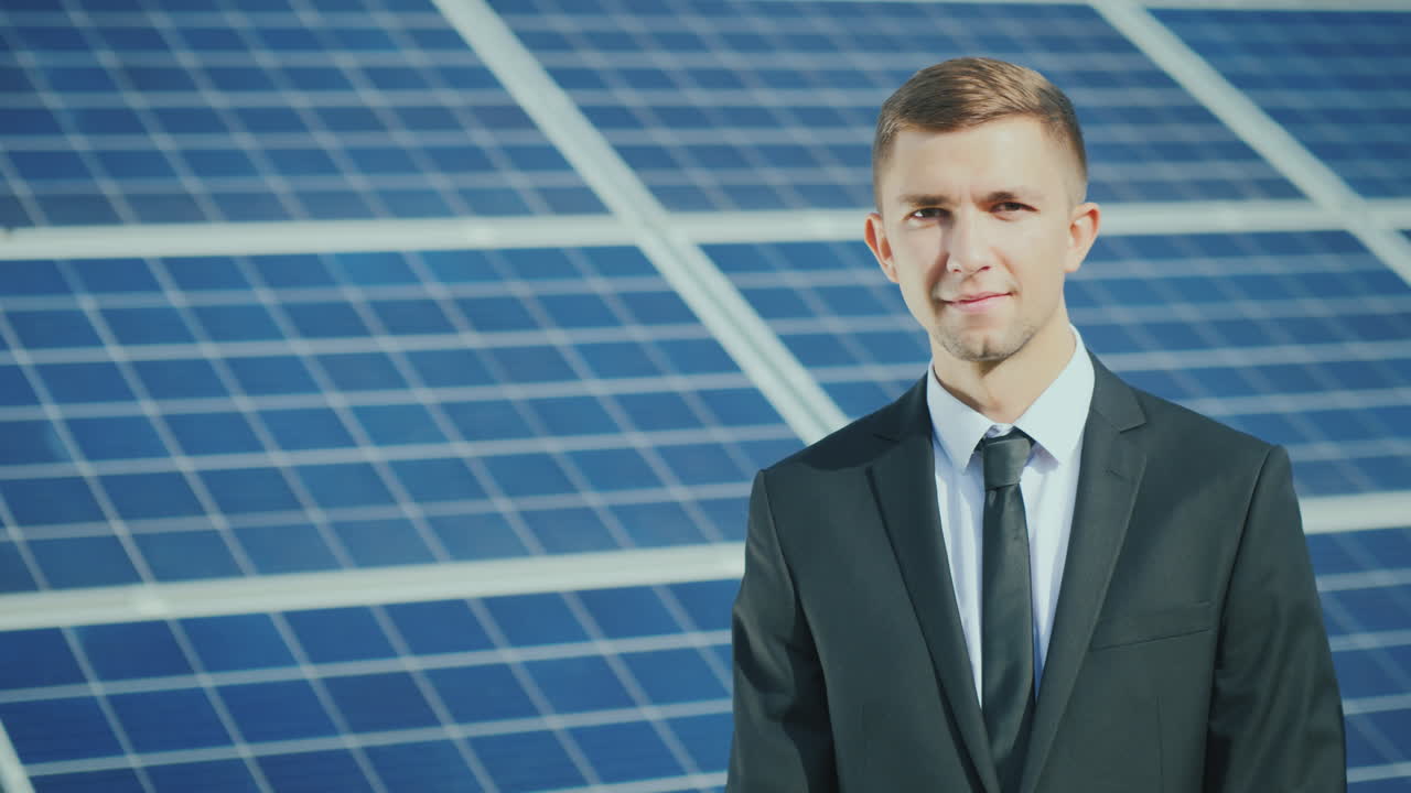 웃 고 카메라를 보고 성공적인 사업가의 초상화 o 배경에 서