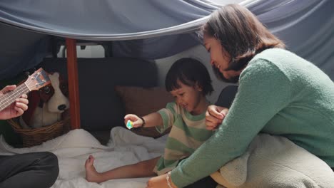 Madre-E-Hija-Asiáticas-Jugando-En-Una-Tienda-De-Campaña-En-Casa