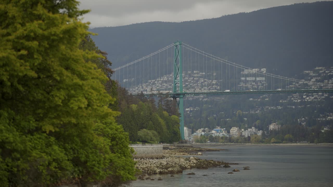 puente colgante lions gate del parque stanley rodeado de bosques de pinos y montañas, vancouver, columbia británica, canadá
