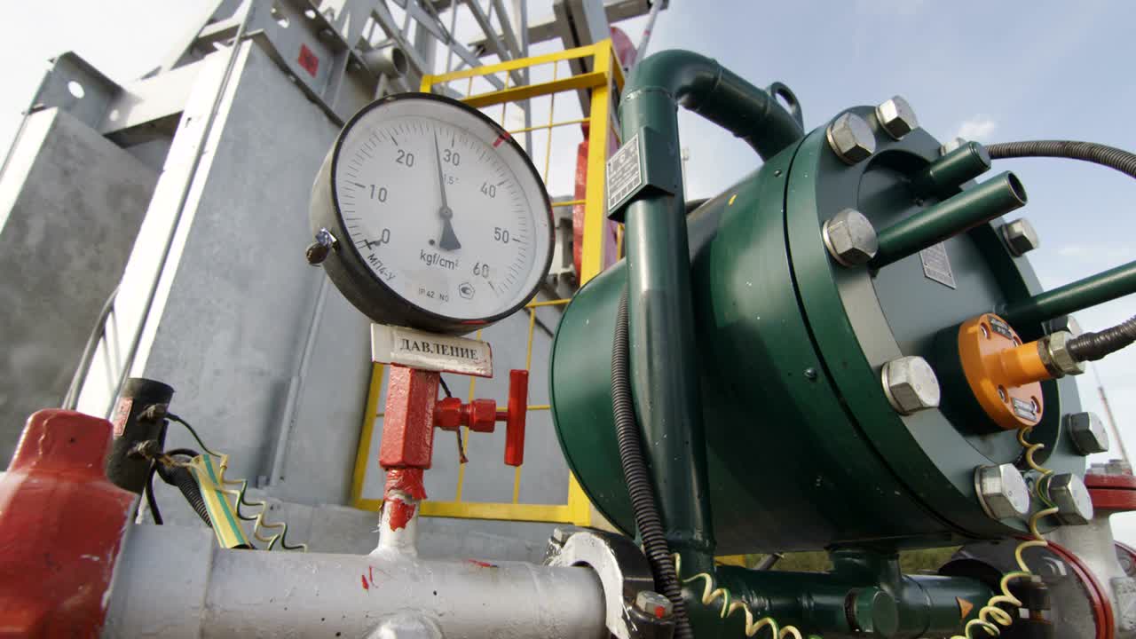 하늘을 향한 가스 파이프라인의 둥근 압력 미터