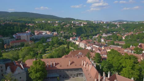 Impresionante-Vista-Aérea-Superior-Vuelo-Krumlov-Castlein-República-Checa-Cesky-En-Europa,-Verano-De-2023