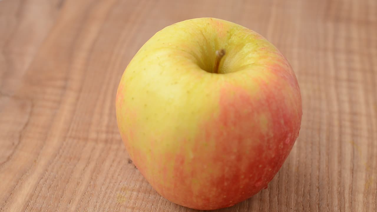 Æble på et bræt. Optagelse i bevægelse