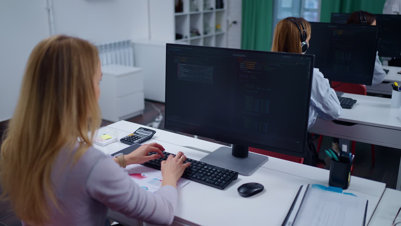 사무실에서 컴퓨터를 사용하는 여성