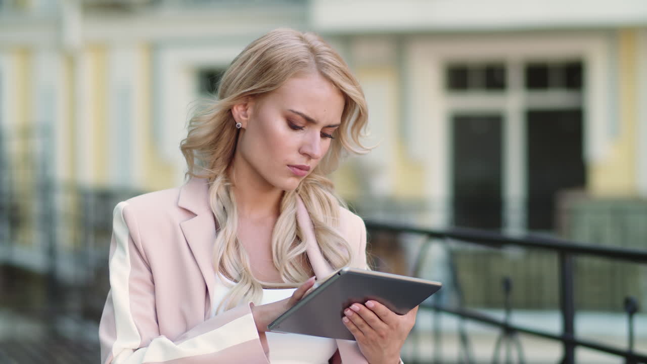 mujer de negocios que usa el touchpad para trabajar en la calle. chica trabajando en la tableta afuera