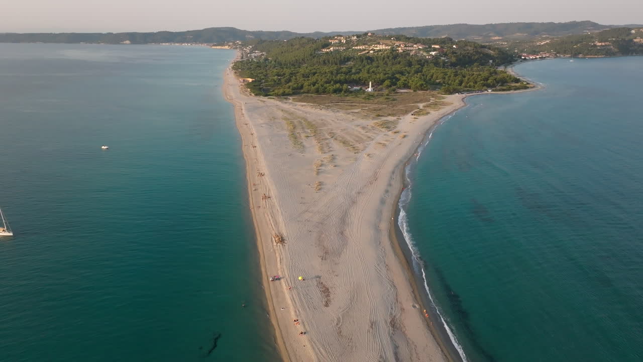 vista aérea de una hermosa playa y costa
