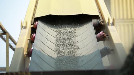 Multiple-conveyor-belts-are-used-at-the-asphalt-manufacturing-processing-site