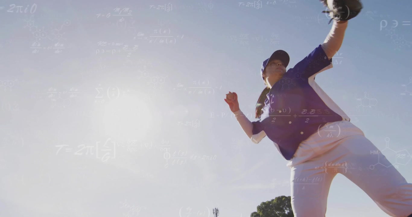 野球場で守備の姿勢でかがむ10代の少女、アニメーション表示されたスポーツ分析のオーバーレイが重なる。