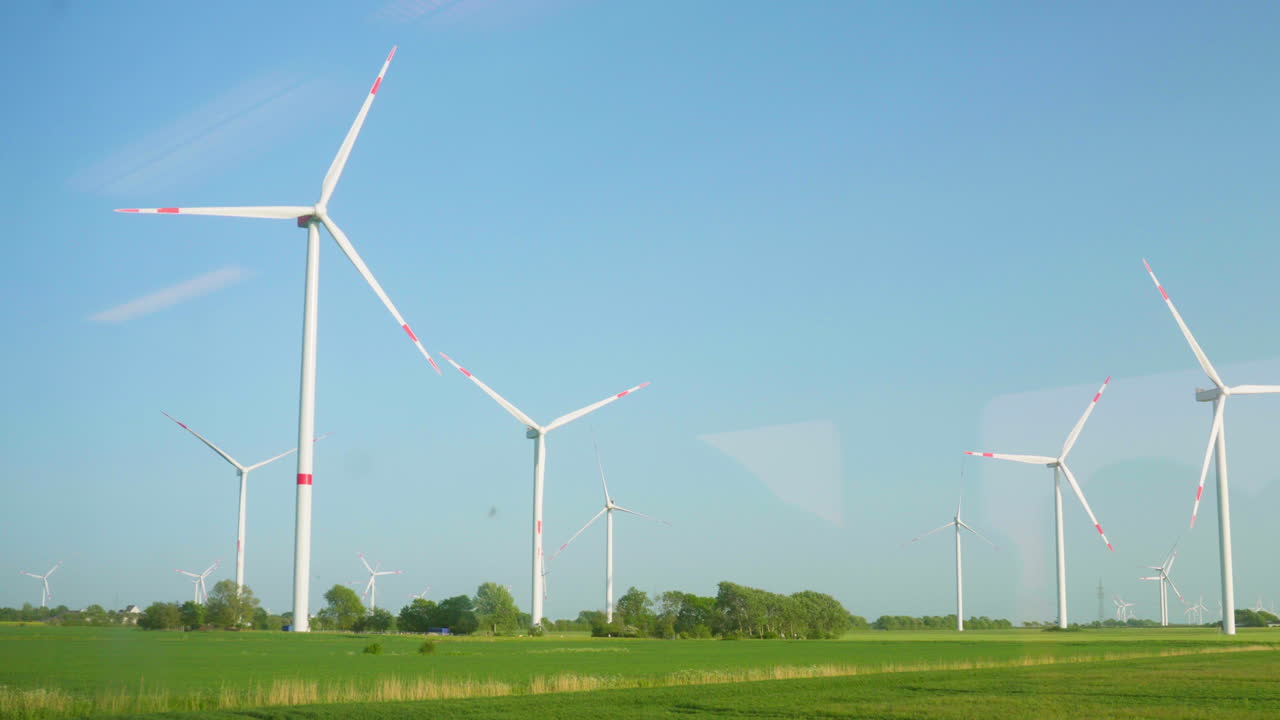 지속가능한 에너지 풍경: 푸른 하늘에 대한 풍력 터빈