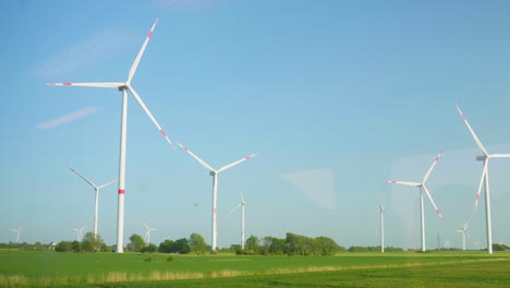 paisaje energético sostenible: turbinas eólicas contra el cielo azul