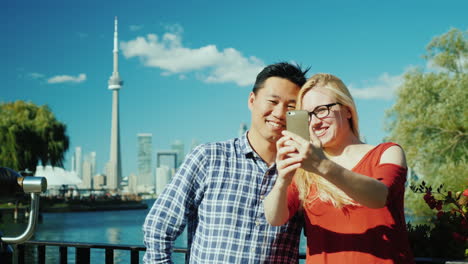 Paar-Machen-Selfie-Vor-Toronto-Skyline