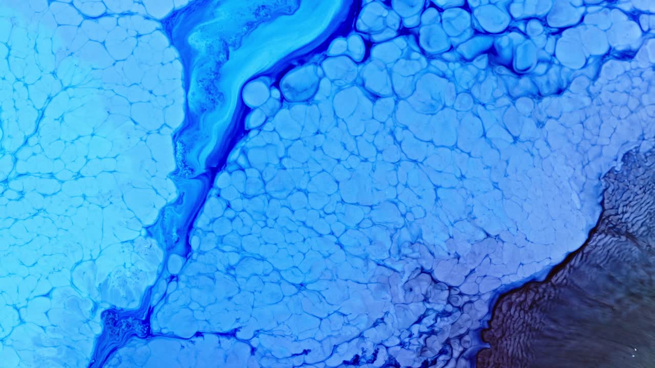 구름 위의 날개와 아래의 지형, 낮빛, 여행의 느낌을 보여주는 비행기 창문에서 볼 수 있습니다.