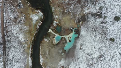 Vista-Aérea-De-Aves-De-Piscinas-Naturales-Con-Agua-De-Manantial-Caliente-Cerca-De-Lagos-Gigantescos,-California,-Ee.uu.,-Disparo-De-Drones-De-Arriba-Hacia-Abajo