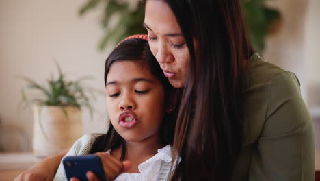 Mother,-child-and-cellphone