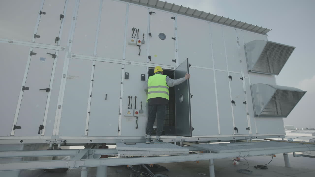 ingegnere maschio che supervisiona la messa in servizio