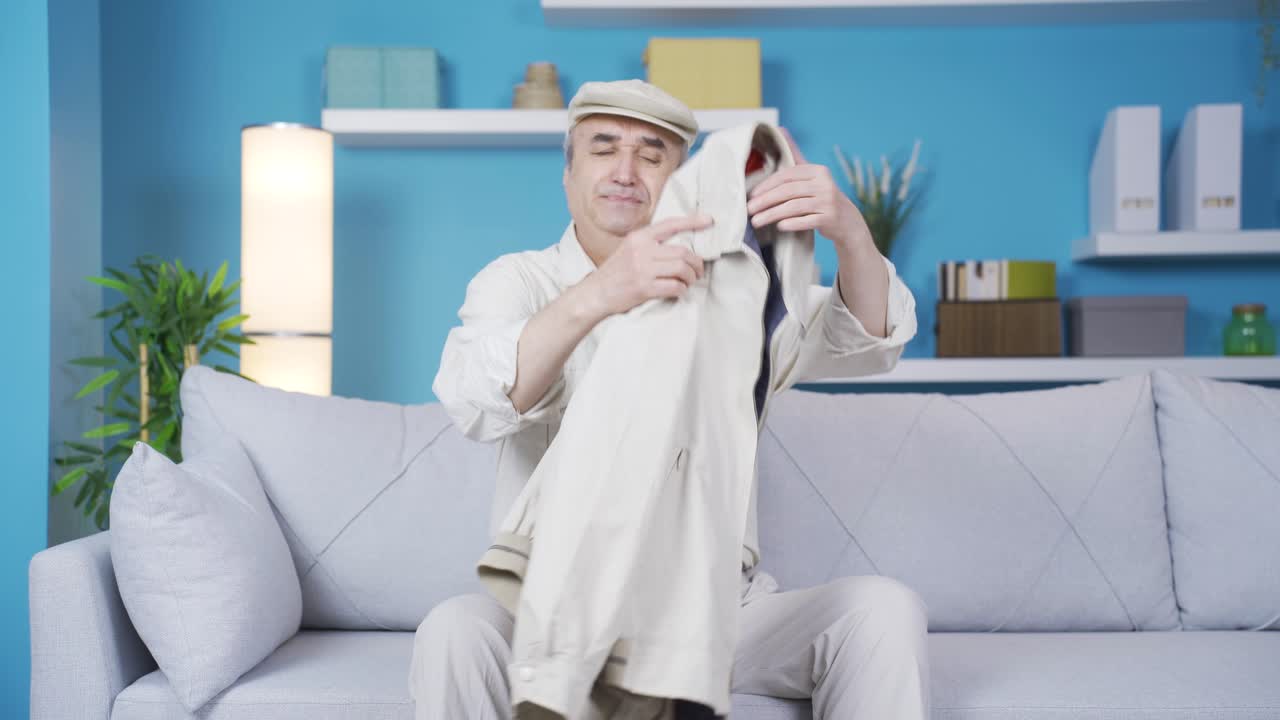 ⁇ 은이는 밖에서 피곤하고 지친 채로 집으로 돌아옵니다.