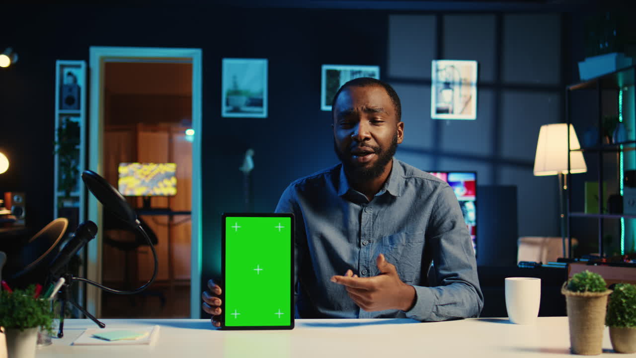 influencer unboxing tableta croma key