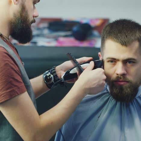 Freundlicher-Friseur,-Der-Die-Haare-Des-Kunden-Im-Friseursalon-Trimmt