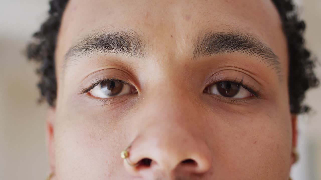 댄스 스튜디오에서 행복한 아프리카계 미국인 남자의 초상화, 느린 동작