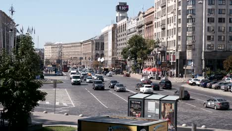 vídeo de la ciudad del tráfico de automóviles en kiev