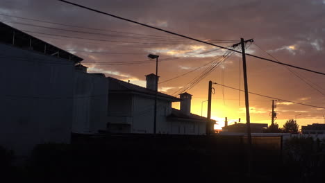 un cielo nublado durante la puesta de sol