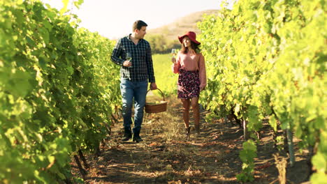 hermosa pareja caucásica con vasos de vino en las manos