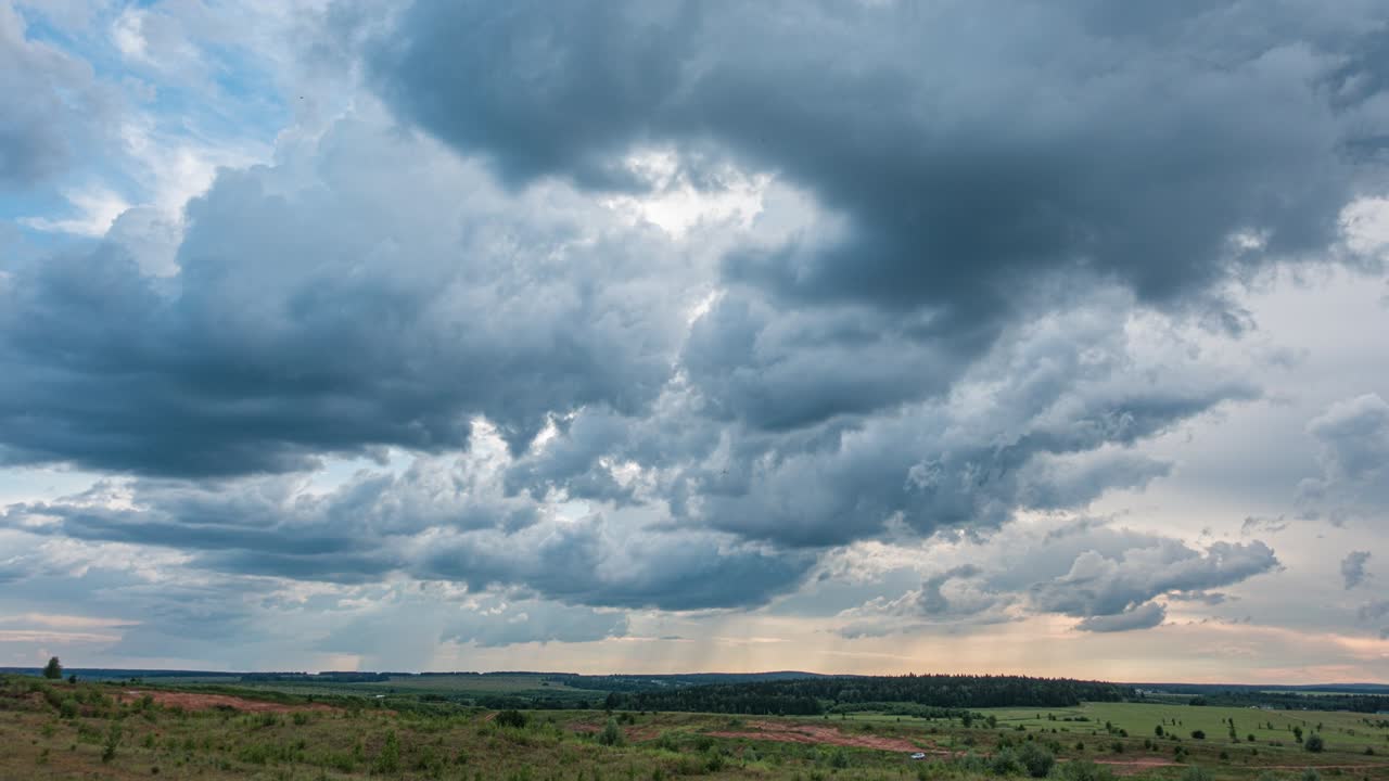 close-up 4k time lapse video de grandes nubes blancas en un cielo azul soleado. verano azul cielo nublado time lapse. efecto de volar un avión a través de las nubes, bucle de video