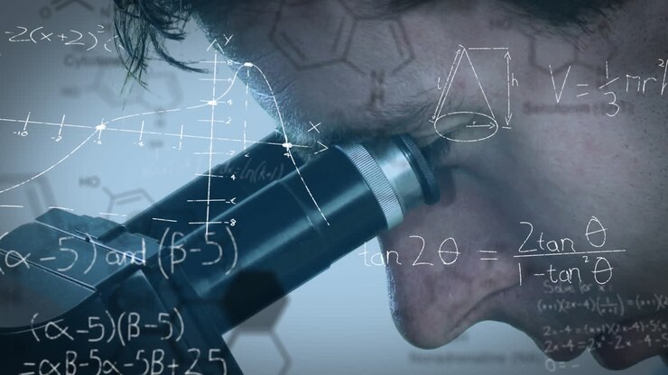 Uomo che osserva al microscopio