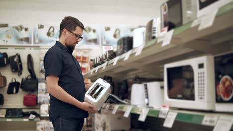 hombre comprando electrodomésticos en una tienda