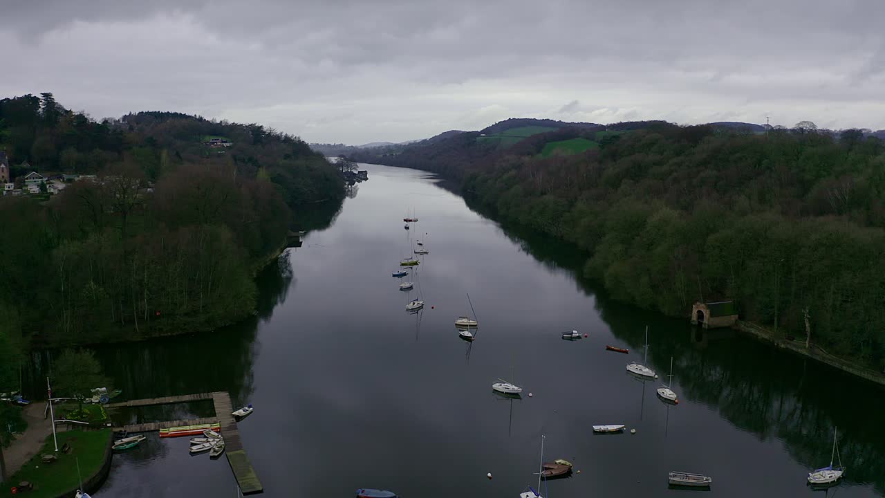 아름다운 조감도, 더비셔 피크 디스트릭트 국립공원의 러디야드 호수 영상, 인기 있는 휴가, 보트 타기와 수상 스포츠를 즐길 수 있는 관광 명소, 평화롭고 잔잔한 물
