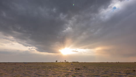 Dunkle-Regenwolken-Sammeln-Sich-über-Afrikanischen-Wüstenebenen-Im-Nxai-Pan-Nationalpark,-Botswana