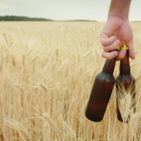 Zwei-Kalte-Bierflaschen-An-Einem-Heißen-Tag