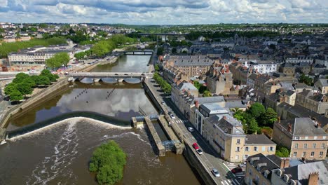 aristide-briand 다리 또는 mayenne 강을 가로지르는 pont neuf, laval