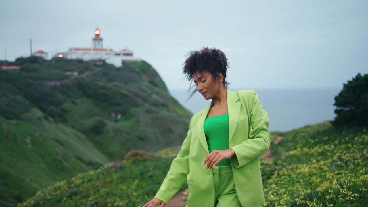 dançarina africana movendo-se lindamente na natureza da noite. mulher executando dança