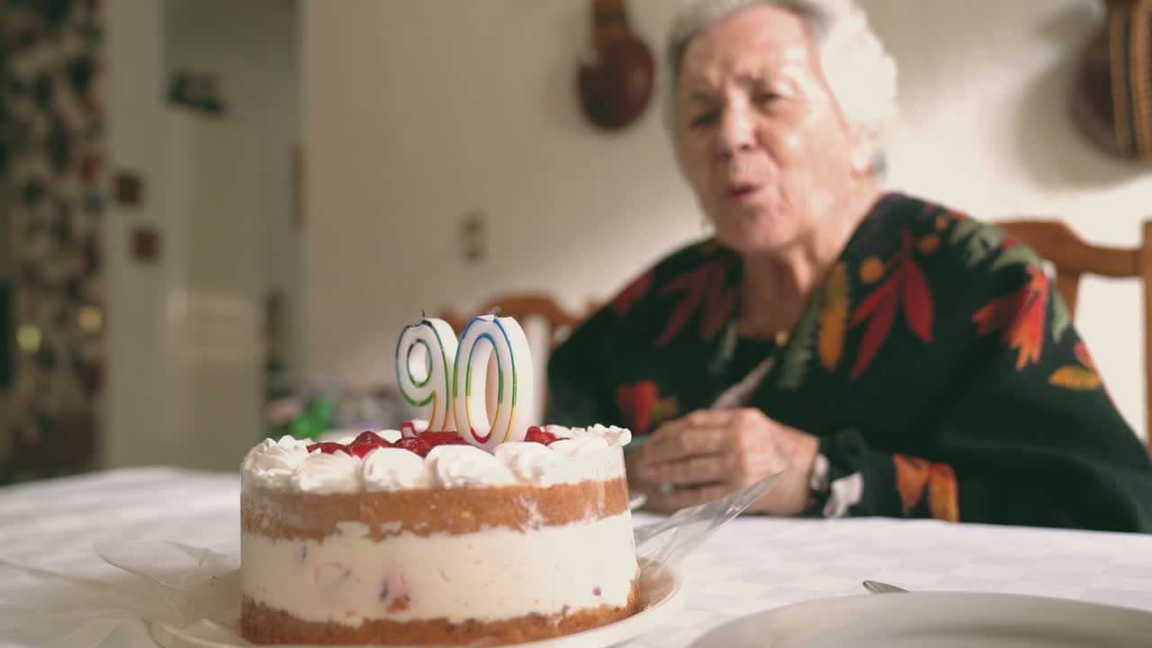 mujer mayor celebrando su cumpleaños con la familia
