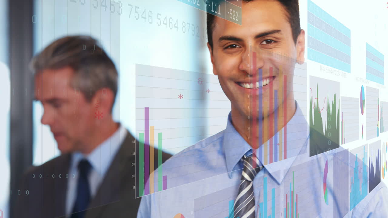 animación del procesamiento de datos sobre diversas personas de negocios en la oficina