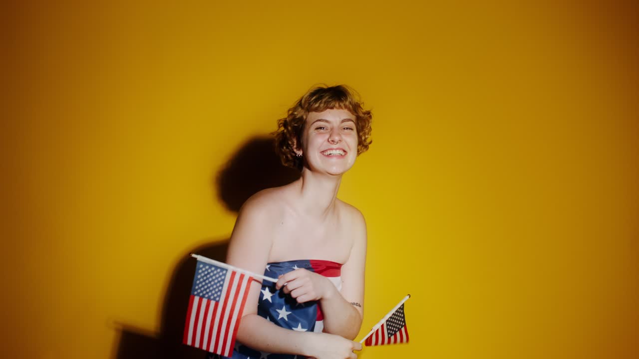 Amerikan Bayrağıyla Kutlama Yapan Kadın