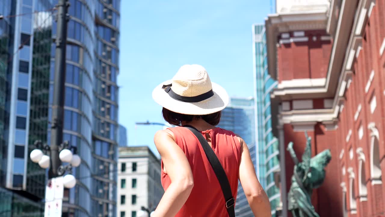 街の通りを歩く人々