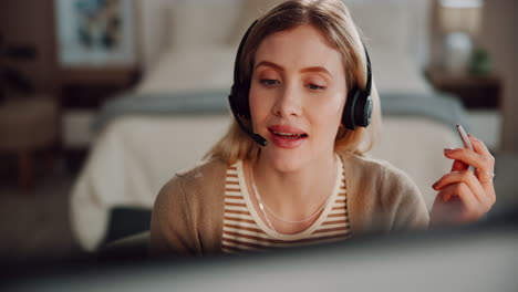 mujer con auriculares y hablando durante una llamada de video