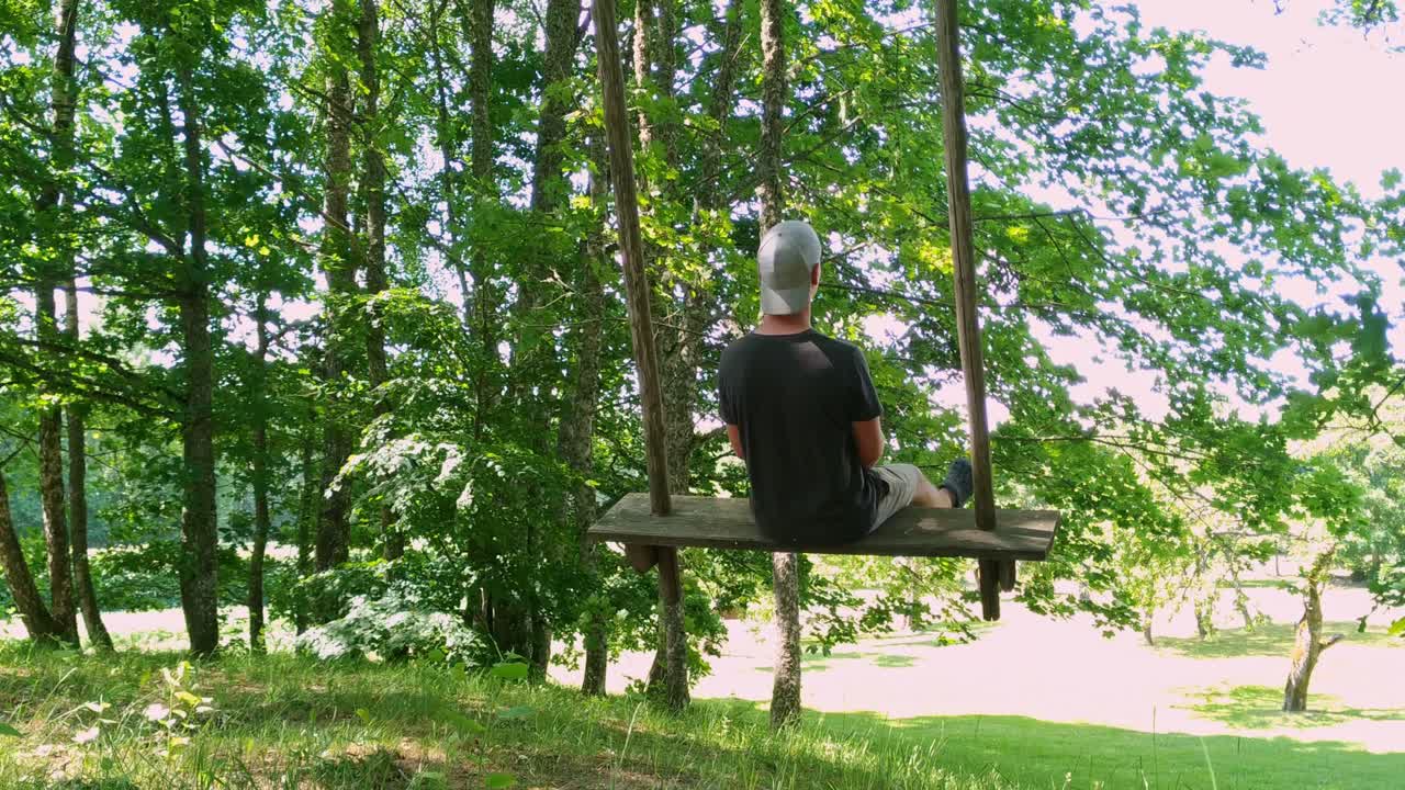 라트비아 숲에서 그네를 타고 위안을 즐기는 몽상가