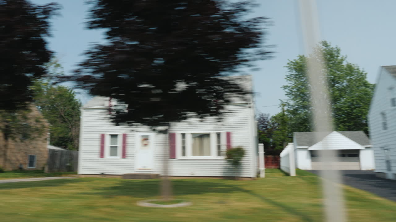 un viaje de verano a américa y una vista típica de la ventana de un suburbio de casas americanas con césped bien cuidado