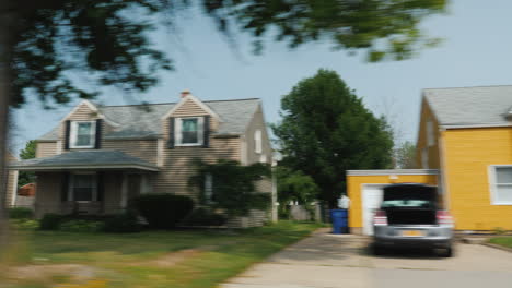 un viaje de verano a américa y una vista típica de la ventana de un suburbio de casas americanas con césped bien cuidado