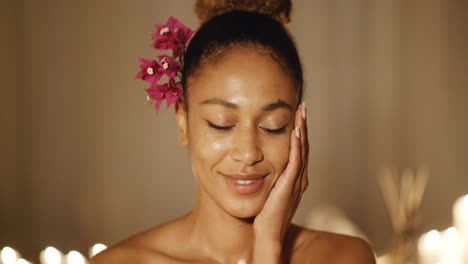 rostro de mujer con flor fresca