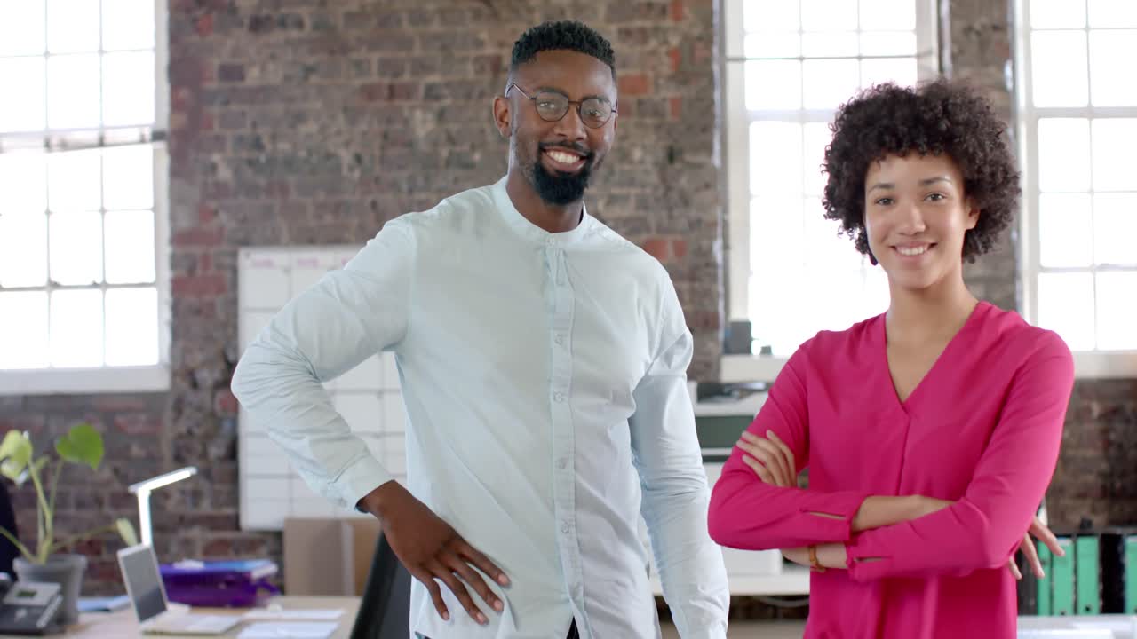 retrato de felices colegas diversos hablando en la oficina en cámara lenta
