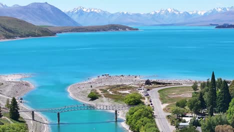 Revelación-Aérea-Del-Lago-Tekapo-De-Un-Famoso-Destino-Turístico-En-Nueva-Zelanda